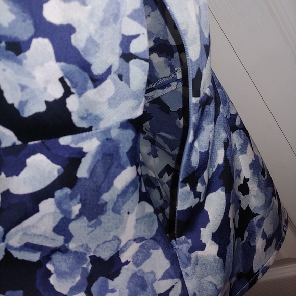 Banana Republic Abstract Floral Twist Front Top - Picture 3 of 7